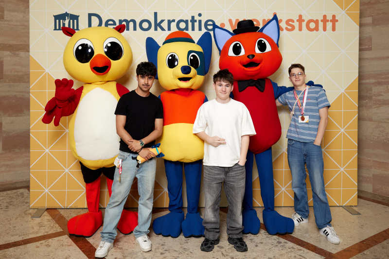 Gruppenfoto mit Maskottchen