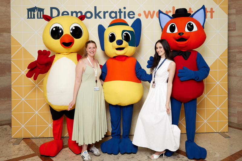 Gruppenfoto mit Maskottchen