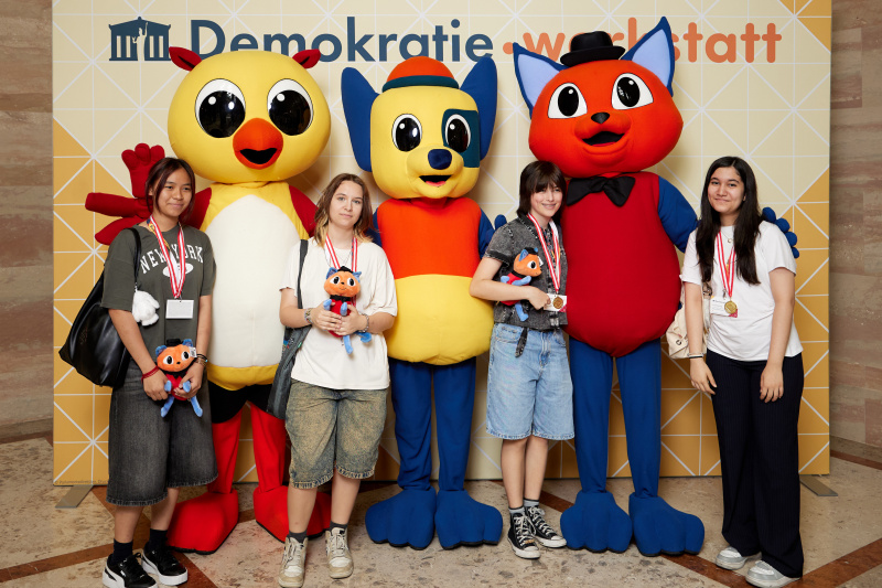 Gruppenfoto mit Maskottchen