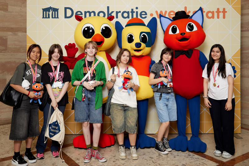 Gruppenfoto mit Maskottchen