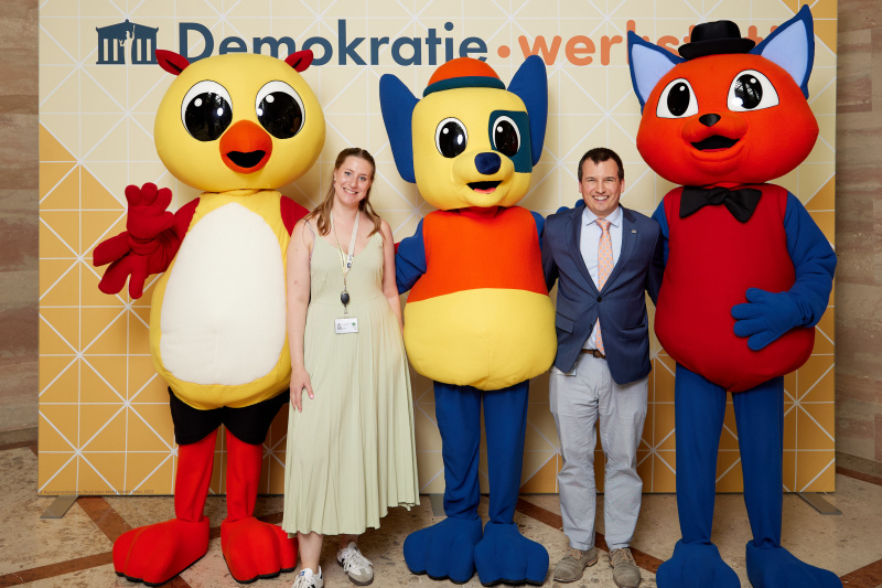 Gruppenfoto mit Maskottchen