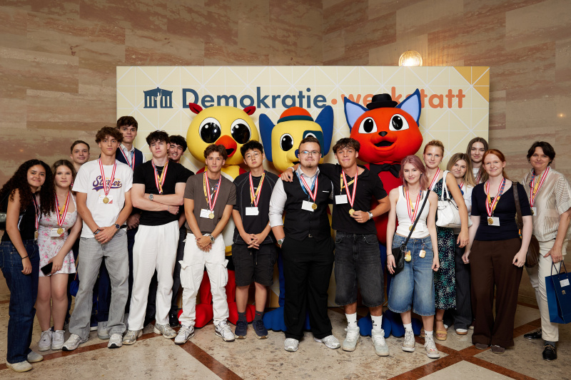 Gruppenfoto mit Maskottchen