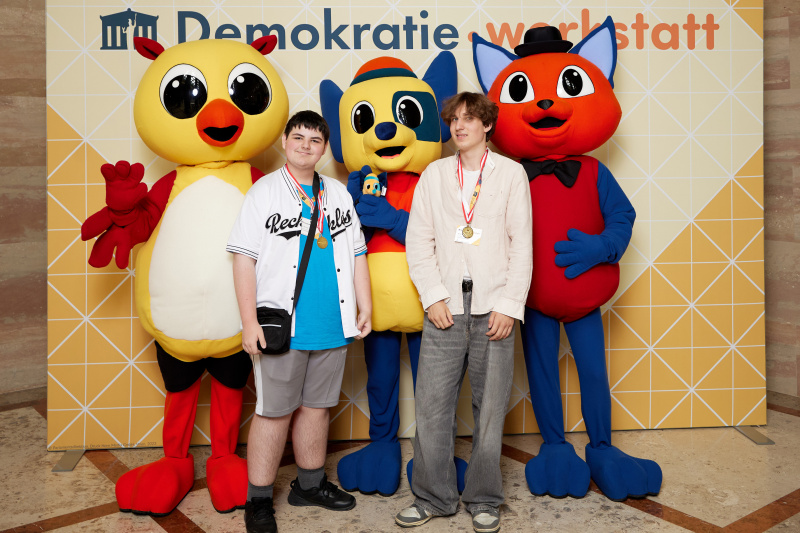 Gruppenfoto mit Maskottchen