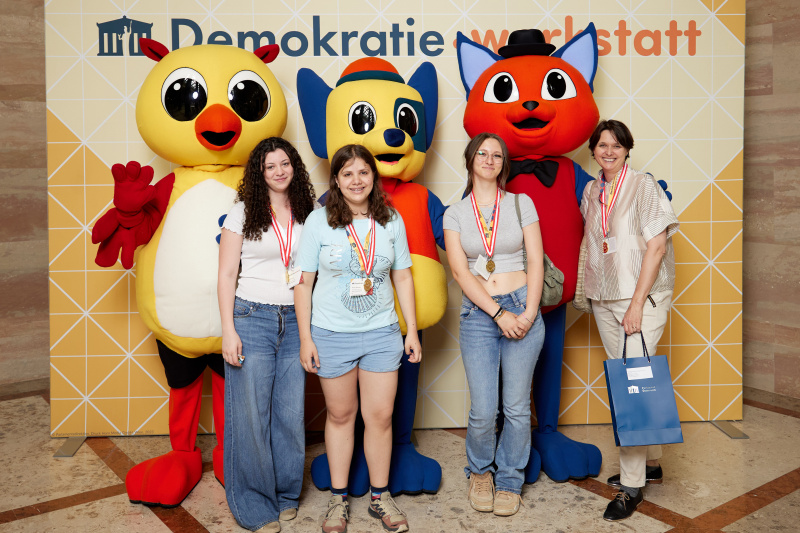 Gruppenfoto mit Maskottchen