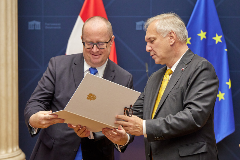 Überreichung der Ehrenzeichen durch Nationalratspräsident Walter Rosenkranz (FPÖ). Von links: Nationalratsabgeordneter Hubert Fuchs (FPÖ), Nationalratspräsident Walter Rosenkranz (FPÖ)