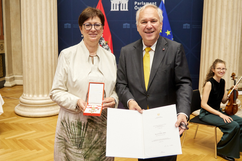 Überreichung der Ehrenzeichen durch Nationalratspräsident Walter Rosenkranz (FPÖ). Von links: Nationalratsabgeordnete Rosa Ecker (FPÖ), Nationalratspräsident Walter Rosenkranz (FPÖ)