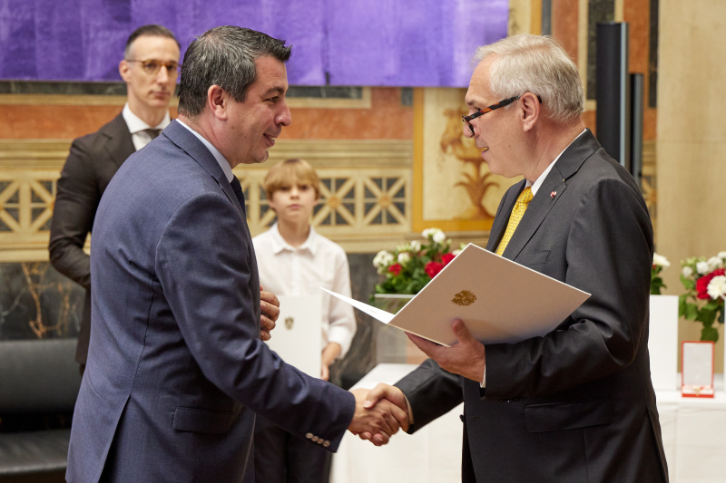 Überreichung der Ehrenzeichen durch Nationalratspräsident Walter Rosenkranz (FPÖ). Von links: Abgeordneter zum EU-Parlament Günther Sidl (SPÖ), Nationalratspräsident Walter Rosenkranz (FPÖ)