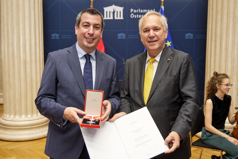 Überreichung der Ehrenzeichen durch Nationalratspräsident Walter Rosenkranz (FPÖ). Von links: Abgeordneter zum EU-Parlament Günther Sidl (SPÖ), Nationalratspräsident Walter Rosenkranz (FPÖ)