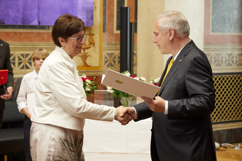 Überreichung der Ehrenzeichen durch Nationalratspräsident Walter Rosenkranz (FPÖ). Von links: Nationalratsabgeordnete Rosa Ecker (FPÖ), Nationalratspräsident Walter Rosenkranz (FPÖ)