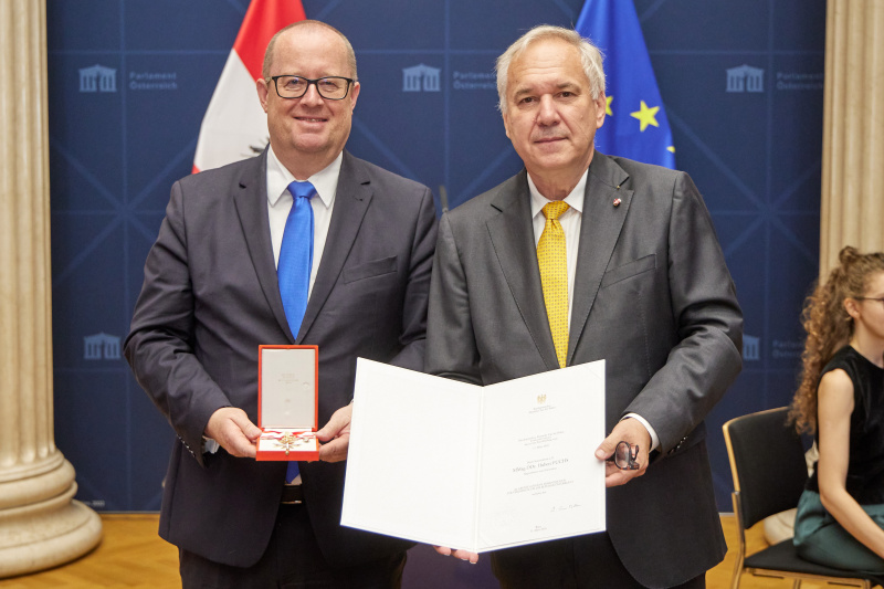 Überreichung der Ehrenzeichen durch Nationalratspräsident Walter Rosenkranz (FPÖ). Von links: Nationalratsabgeordneter Hubert Fuchs (FPÖ), Nationalratspräsident Walter Rosenkranz (FPÖ)
