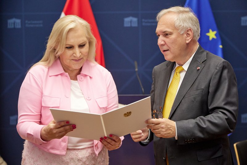 Überreichung der Ehrenzeichen durch Nationalratspräsident Walter Rosenkranz (FPÖ). Von links: Abgeordnete zum EU-Parlament Angelika Winzig (ÖVP), Nationalratspräsident Walter Rosenkranz (FPÖ)