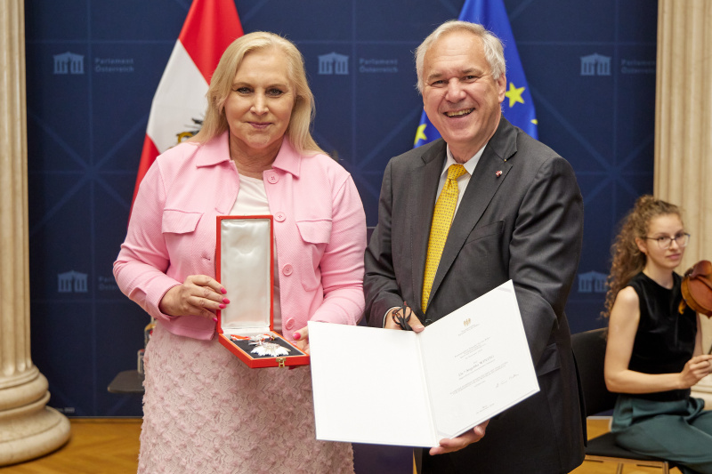 Überreichung der Ehrenzeichen durch Nationalratspräsident Walter Rosenkranz (FPÖ). Von links: Abgeordnete zum EU-Parlament Angelika Winzig (ÖVP), Nationalratspräsident Walter Rosenkranz (FPÖ)