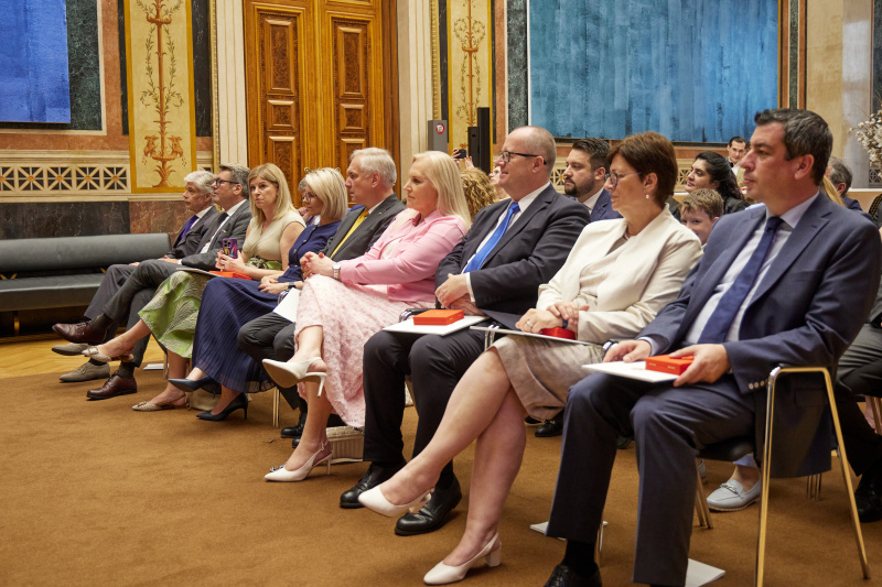 Von links: Parlamentsdirektor Harald Dossi, Nationalratsabgeordneter Robert Laimer (SPÖ), Nationalratsabgeordnete Tanja Graf (ÖVP), Nationalratsabgeordnete Ricarda Berger (FPÖ), Nationalratspräsident Walter Rosenkranz (FPÖ), Abgeordnete zum EU-Parlament Angelika Winzig (ÖVP), Nationalratsabgeordneter Hubert Fuchs (FPÖ), Nationalratsabgeordnete Rosa Ecker (FPÖ), Abgeordneter zum EU-Parlament Günther Sidl (SPÖ)