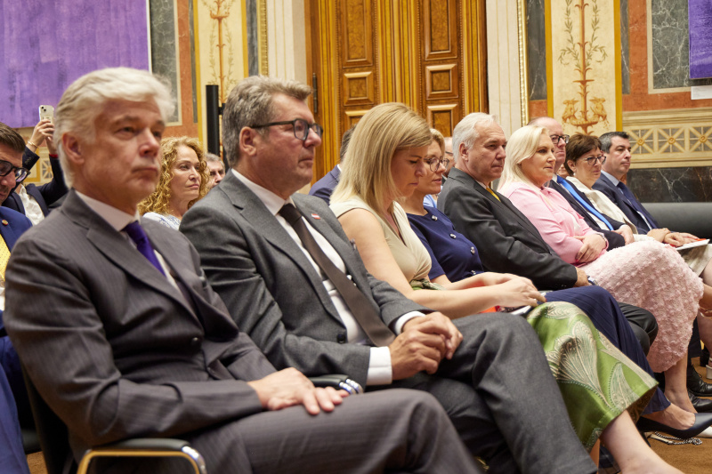 Von links: Parlamentsdirektor Harald Dossi, Nationalratsabgeordneter Robert Laimer (SPÖ), Nationalratsabgeordnete Tanja Graf (ÖVP), Nationalratsabgeordnete Ricarda Berger (FPÖ), Nationalratspräsident Walter Rosenkranz (FPÖ), Abgeordnete zum EU-Parlament Angelika Winzig (ÖVP), Nationalratsabgeordneter Hubert Fuchs (FPÖ), Nationalratsabgeordnete Rosa Ecker (FPÖ), Abgeordneter zum EU-Parlament Günther Sidl (SPÖ)
