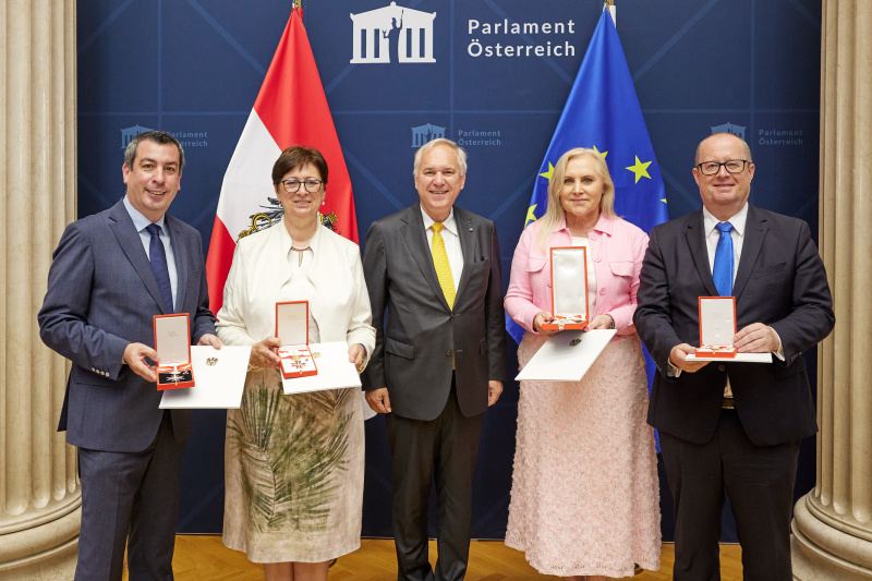 Von links: Abgeordneter zum EU-Parlament Günther Sidl (SPÖ), Nationalratsabgeordnete Rosa Ecker (FPÖ), Nationalratspräsident Walter Rosenkranz (FPÖ), Abgeordnete zum EU-Parlament Angelika Winzig (ÖVP), Nationalratsabgeordneter Hubert Fuchs (FPÖ)