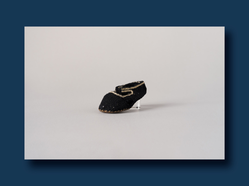 Ausstellungsstücke. Gehäkelter Schuh