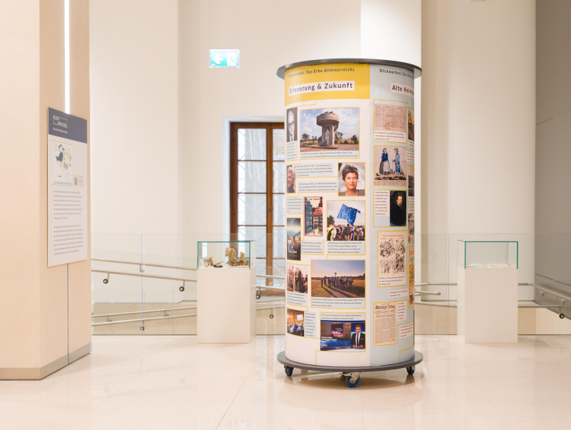 Litfaßsäule, Vitrinen und Paneel der Ausstellung
