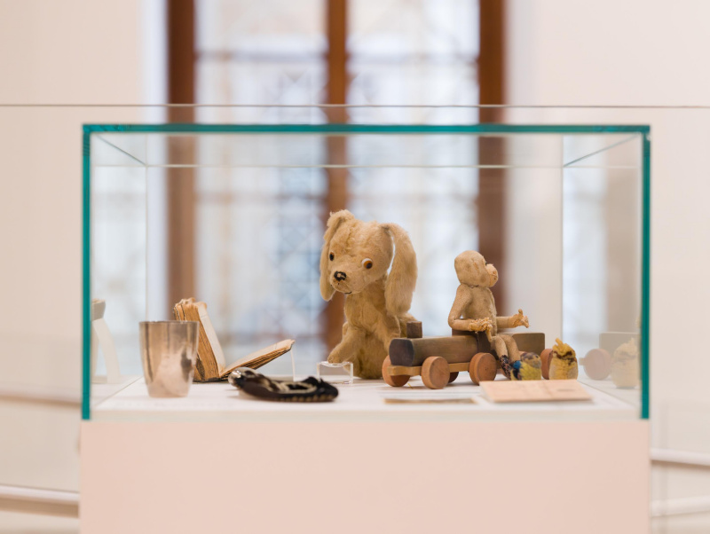 Litfaßsäule, Vitrinen und Paneel der Ausstellung