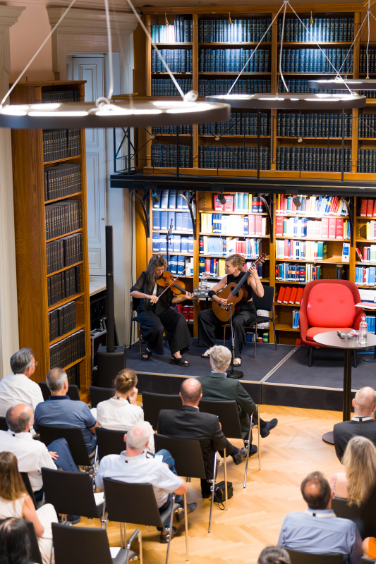 Musik. Duo Sonoma (Mira Gregorič, Violine; Sara Gregorič, Gitarre)