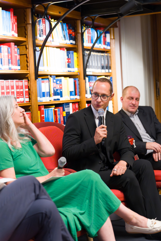 Podiumsdiskussion und Lesung. Von links: Mirjam Polzer-Srienz (Leiterin des Sachgebietes Volksgruppenbüro und Menschenrechte in der Landesamtsdirektion Kärnten), Jürgen Pirker (Universitätsprofessor Karl-Franzens-Universität Graz, Mitglied im Sachverständigenausschuss des Europarates nach der Europäischen Charta für Regional- oder Minderheitensprachen), Ondřej Cikán (Autor, Übersetzer und Verleger, Ketos Verlag)