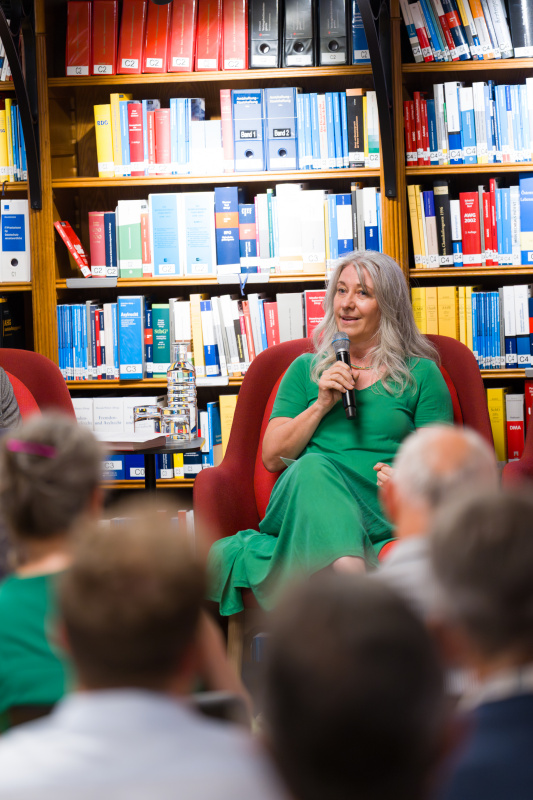 Podiumsdiskussion und Lesung. Mirjam Polzer-Srienz (Leiterin des Sachgebietes Volksgruppenbüro und Menschenrechte in der Landesamtsdirektion Kärnten)