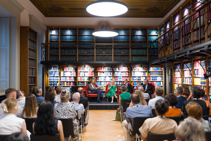 Podiumsdiskussion und Lesung. Von links: Moderator Thomas Kassl (Dialogplattform Staat & Gesellschaft Parlamentsdirektion), Mirjam Polzer-Srienz (Leiterin des Sachgebietes Volksgruppenbüro und Menschenrechte in der Landesamtsdirektion Kärnten), Jürgen Pirker (Universitätsprofessor Karl-Franzens-Universität Graz, Mitglied im Sachverständigenausschuss des Europarates nach der Europäischen Charta für Regional- oder Minderheitensprachen), Ondřej Cikán (Autor, Übersetzer und Verleger, Ketos Verlag)