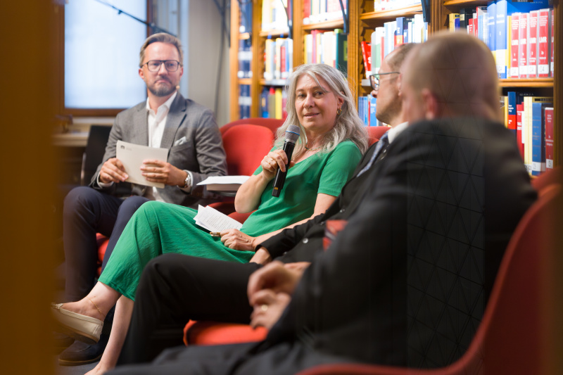 Podiumsdiskussion und Lesung. Von links: Moderator Thomas Kassl (Dialogplattform Staat & Gesellschaft Parlamentsdirektion), Mirjam Polzer-Srienz (Leiterin des Sachgebietes Volksgruppenbüro und Menschenrechte in der Landesamtsdirektion Kärnten), Jürgen Pirker (Universitätsprofessor Karl-Franzens-Universität Graz, Mitglied im Sachverständigenausschuss des Europarates nach der Europäischen Charta für Regional- oder Minderheitensprachen), Ondřej Cikán (Autor, Übersetzer und Verleger, Ketos Verlag)
