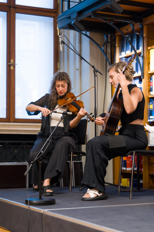 Musik. Duo Sonoma (Mira Gregorič, Violine; Sara Gregorič, Gitarre)