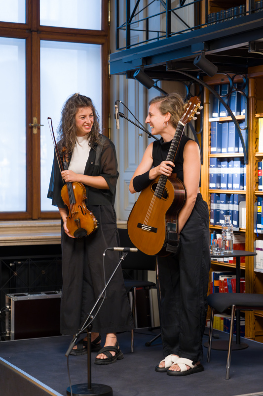 Musik. Duo Sonoma (Mira Gregorič, Violine; Sara Gregorič, Gitarre)