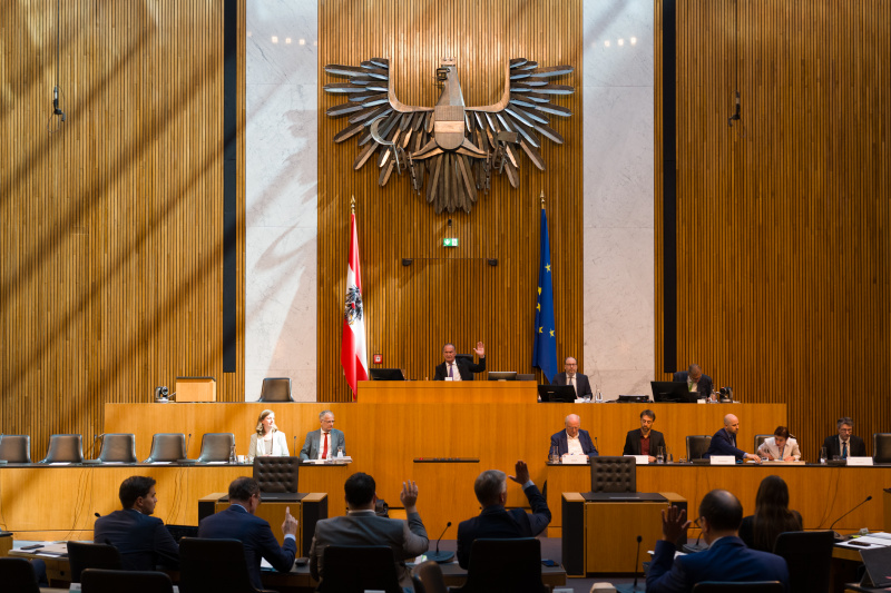 Regierungsbank von links: Staatssekretärin Barbara Eibinger-Miedl (ÖVP), Finanzminister Markus Marterbauer (SPÖ), em. o. Univ.-Prof. Dr. Christoph Badelt (Wirtschaftsuniversität Wien / Nominierung durch: ÖVP), Mag. Georg Feigl, BA (Arbeiterkammer Wien / Nominierung durch: SPÖ), Mag. Martin Gundinger (Austrian Economics Center / Nominierung durch: FPÖ), Dr. Margit Schratzenstaller, MA (Österreichisches Institut für Wirtschaftsforschung / Nominierung durch: GRÜNE), Mag. Ludwig Strohner (EcoAustria – Institut für Wirtschaftsforschung / Nominierung durch: NEOS)
