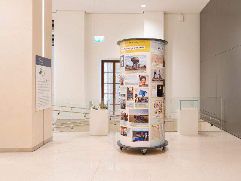 Litfaßsäule, Vitrinen und Paneel der Ausstellung