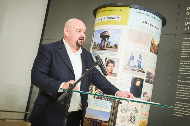 Zur Ausstellung Kurator Florian Kührer-Wielach