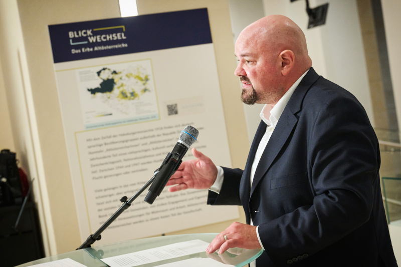 Zur Ausstellung Kurator Florian Kührer-Wielach