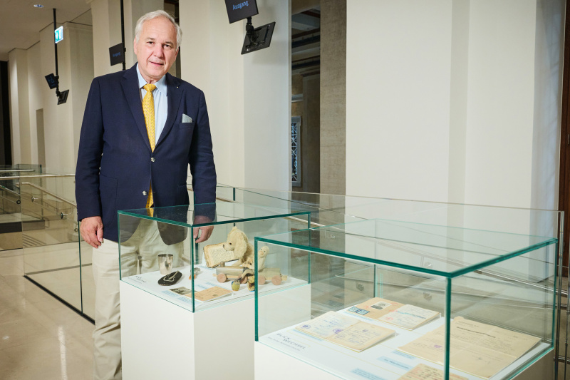 Nationalratspräsident Walter Rosenkranz (FPÖ) mit Exponaten der Ausstellung