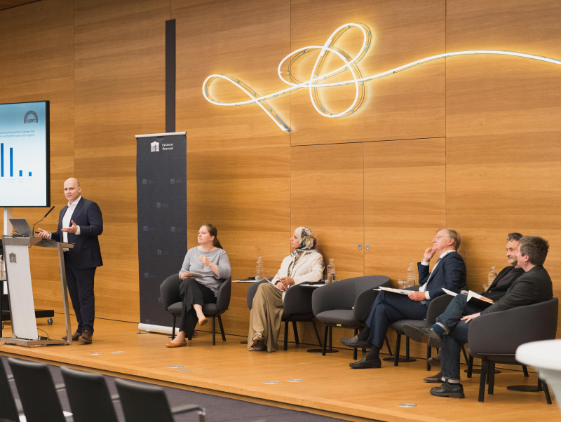 Von links: Oliver Kannenberg, Anna Rathmair (Panel chair), Amani Abuzahra, Giovanni Rizzoni, Arno Böhler und Aron Buzogany (Discussant)