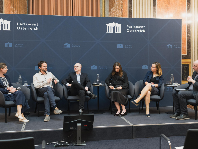 Von links: Franziska Bereuter (Panel chair), Martin Lackner, Ittai Bar-Siman-Tov, Khrystyna Bidonko, Marie Zámečníková und Laurenz Ennser-Jedenastik (Discussant)