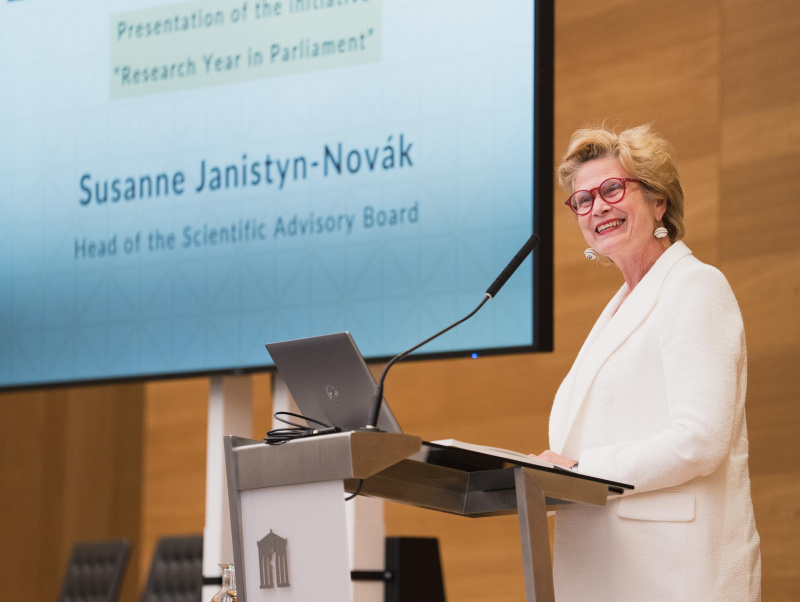 Vorsitzende des Wissenschaftlichen Beirats, Susanne Janistyn-Novák, bei der Verkündung des neu ausgewählten Projekts für das "Forschungsjahr im Parlament"