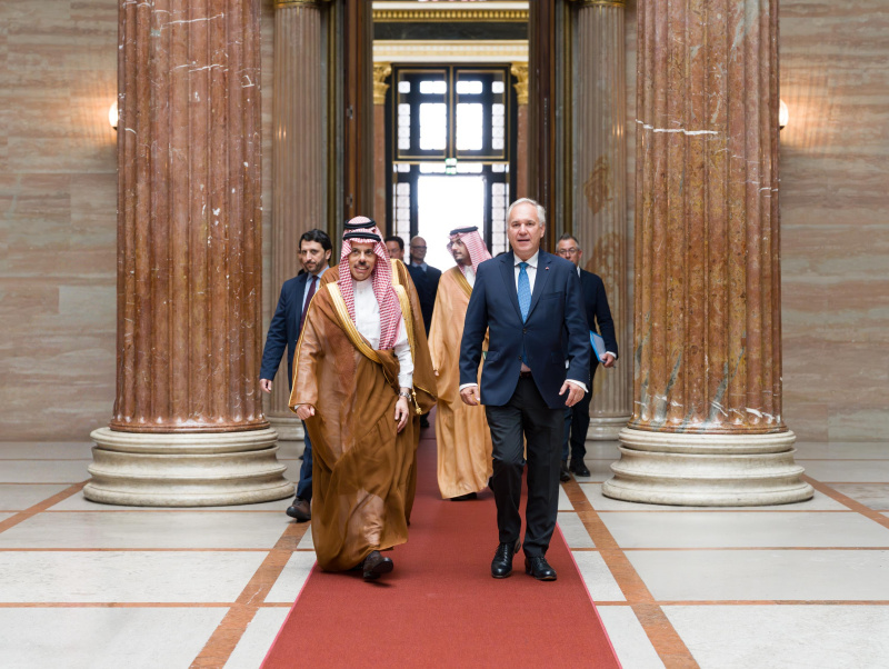 Einholung. Von links: saudi-arabischer Außenminister Prinz Faisal bin Farhan Al Saud, Nationalratspräsident Walter Rosenkranz (FPÖ)