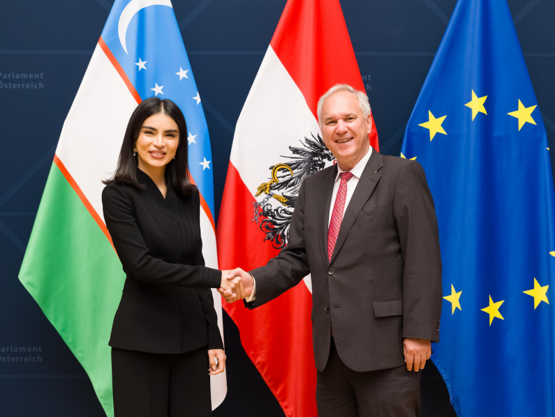 Fahnenfoto. Leiterin der usbekischen Präsidialverwaltung Saida Mirziyoyevak, Nationalratspräsident Walter Rosenkranz (FPÖ)