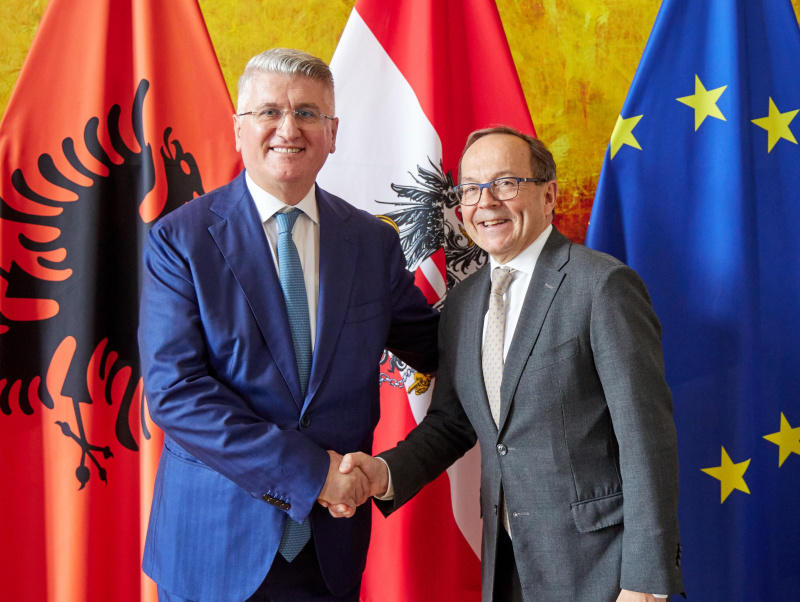 Fahnenfoto. Von links: Vize-Präsident des albanischen Parlaments Agron Gjekmarkaj, Zweiter Nationalratspräsident Peter Haubner (ÖVP)
