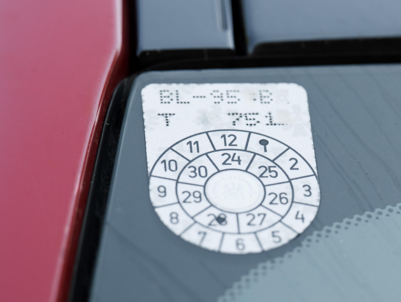 Ein "Pickerl" auf einer Autoscheibe