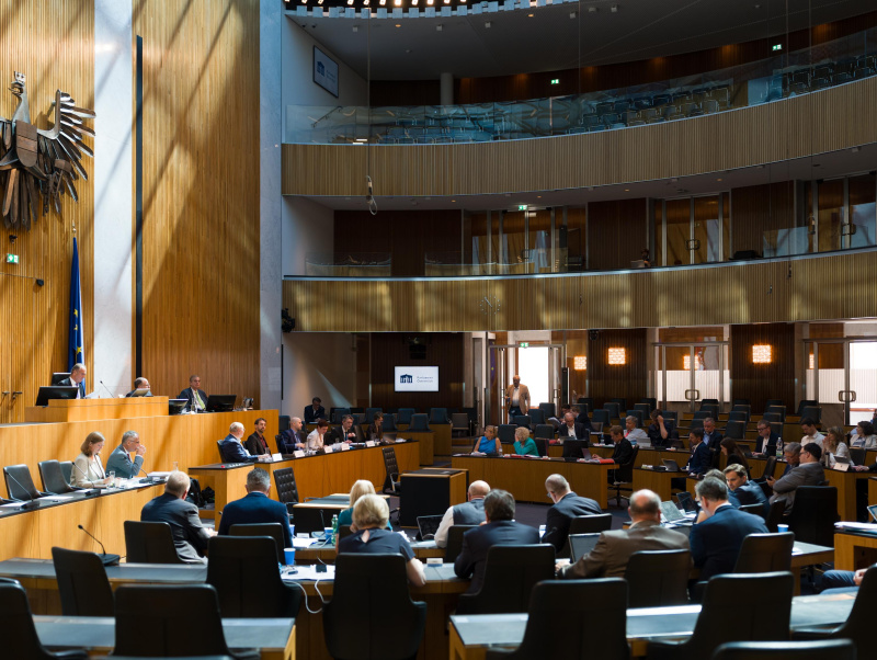 Einige Abgeordnete sitzen im Nationalratssaal