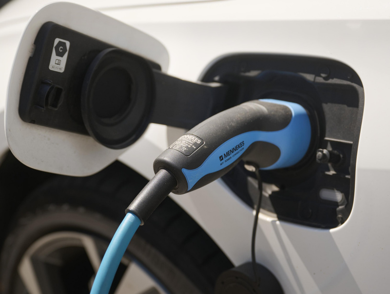 Ein E-Ladestecker in einem Autoanschluss