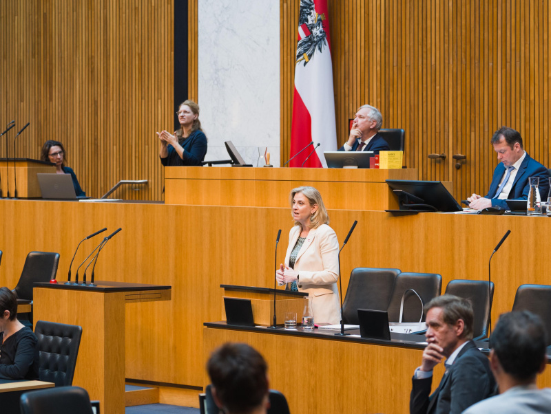 Beate Meinl-Reisinger, Walter Rosenkranz, Abgeordnete und Mitarbeiterinnen im Nationalratssaal