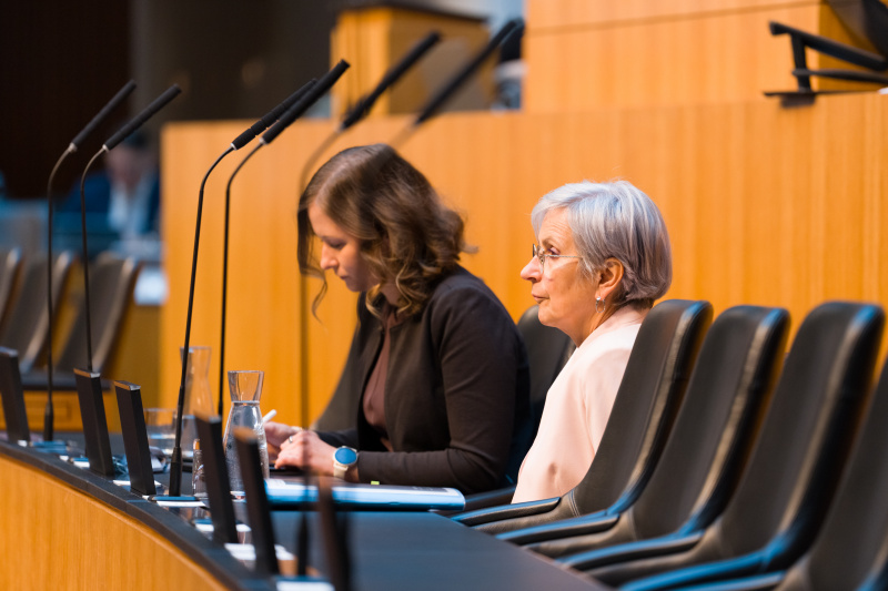 Eindrücke vor Beginn der Sitzung. Von links: Familienministerin Claudia Bauer (ÖVP), Justizministerin Anna Sporrer (SPÖ)