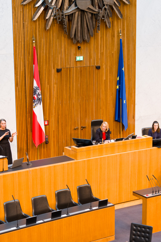 Zweite Nationalratspräsidentin Doris Bures (SPÖ) am Präsidium