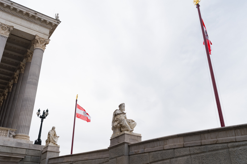 Blick auf die Rampe mit gehissten Fahnen