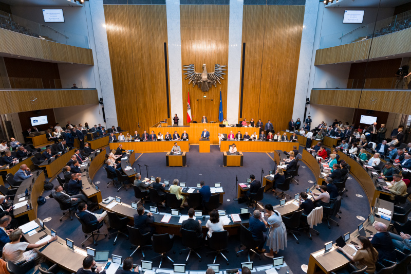 Blick ins Plenum. Nationalratsabgeordneter Arnold Schiefer (FPÖ) am Wort