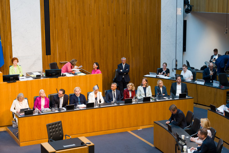 Regierungsbank von links: Außenministerin Beate Meinl-Reisinger (NEOS), Verteidigungsministerin Klaudia Tanner (ÖVP), Landwirtschaftsminister Norbert Totschnig (ÖVP), Sozialministerin Korinna Schumann (SPÖ), Justizministerin Anna Sporrer (SPÖ), Wirtschaftsminister Wolfgang Hattmannsdorfer (ÖVP), Frauenministerin Eva-Maria Holzleitner (SPÖ), Staatssekretärin Barbara Eibinger-Miedl (ÖVP), Staatsekretärin Michaela Schmidt (SPÖ) Staatssekretär Alexander Pröll (ÖVP)