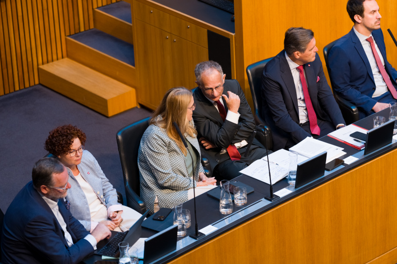 Blick auf die Regierungsbank. Von links: Staatssekretär Josef Schellhorn (NEOS), Staatssekretärin Elisabeth Zehetner (ÖVP), Staatssekretärin Ulrike Königsberger-Ludwig (SPÖ), Infrastrukturminister Peter Hanke (SPÖ), Bildungsminister Christoph Wiederkehr (NEOS)